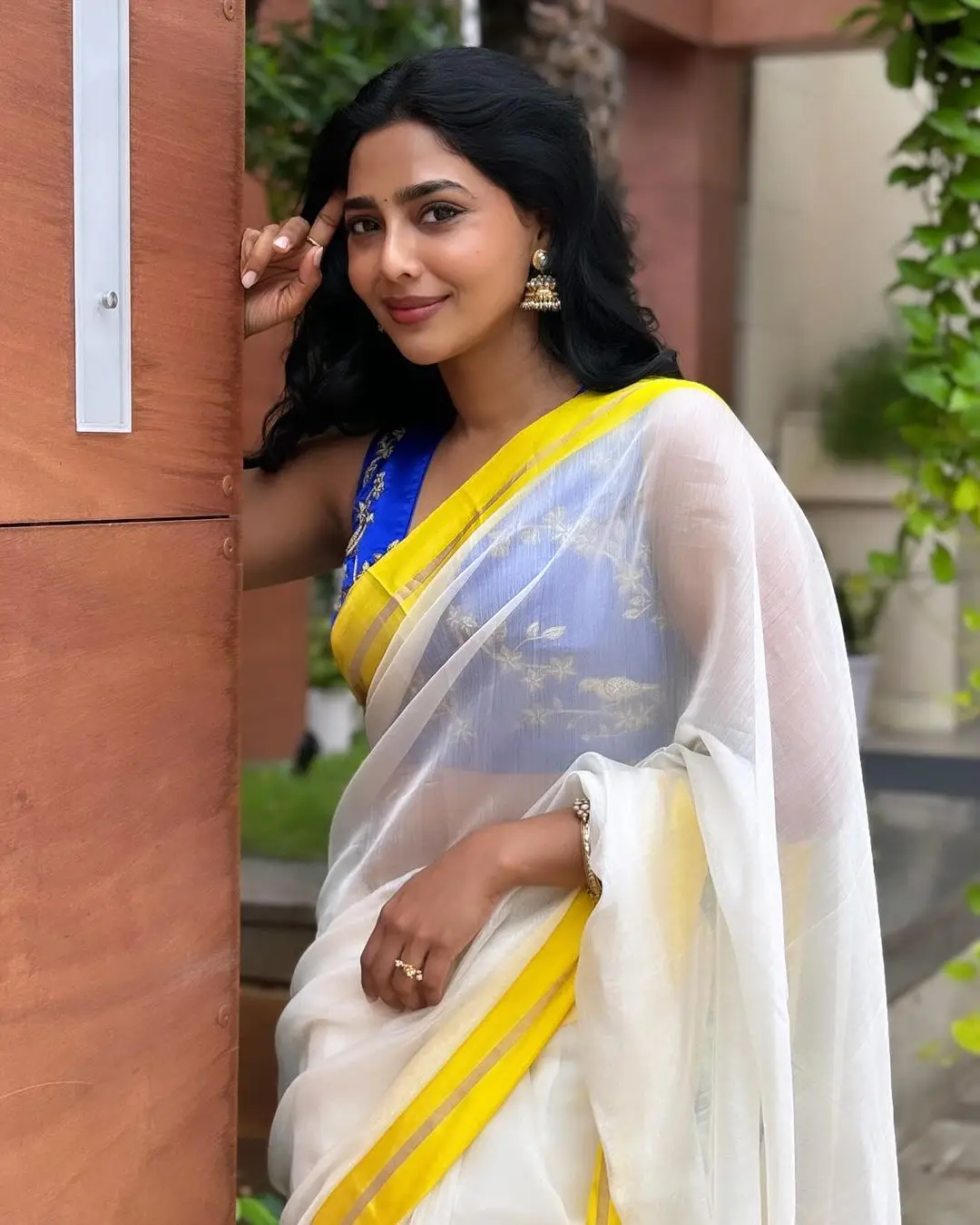 AISHWARYA LEKSHMI WEARING WHITE SAREE BLUE SLEEVELESS BLOUSE